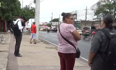 Pasajeros aguardan en la zona de la Estación de Buses de Asunción.
