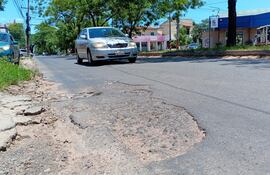 La Avda. Mcal. López de dominio del MOPC pese a que se anunció el inicio del arreglo en octubre del año pasado, sigue en estas condiciones.