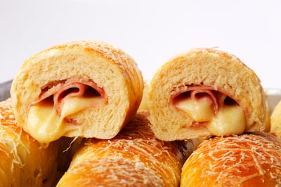 Pan relleno con jamón y queso.