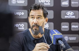 El entrenador de Olimpia, Pablo "Vitamina" Sánchez en conferencia de prensa tras el triunfo ante Rubio Ñu en Ciudad del Este. (Foto: @elClubOlimpia)