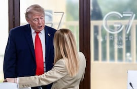 El presidente de Estados Unidos, Donald Trump (i) conversa con la primera ministra de Italia, Giorgia Meloni (de espaldas), durante la cumbre del G7.