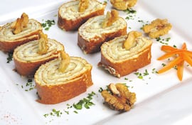 Pionono de roquefort y nueces.