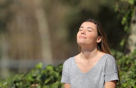 Mujer relajada y contenta, imagen ilustrativa.