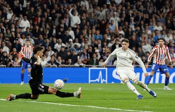 268
El centrocampista uruguayo del Real Madrid, Federico Valverde, número 08, anota el segundo gol de su equipo durante el partido de la liga española entre el Real Madrid CF y el Club Atlético de Madrid en el estadio Santiago Bernabéu de Madrid el 22 de marzo de 2026. (Foto de Oscar del Pozo / AFP)