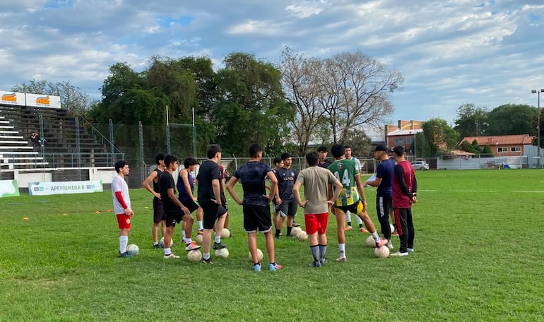 Los chicos en la academia, recibiendo instrucciones y enseñanzas de los responsables.