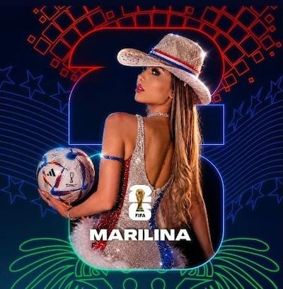Marilina Bogado, con vestido brillante y sombrero, sostiene un balón de fútbol en ambiente festivo y colorido.
