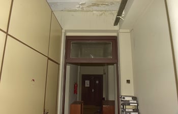 El desprendimiento se observa en el techo de un pasillo del edificio Marco Polo, en la parte donde funciona la Dirección General de Asesoría Jurídica del MEC.