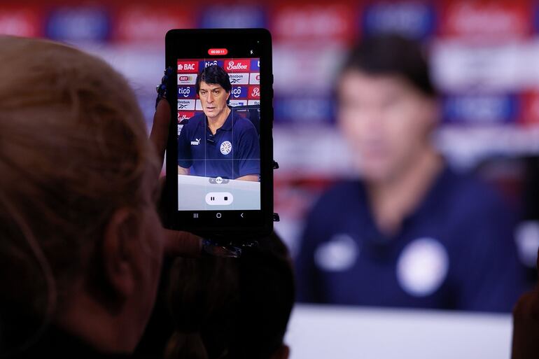 El argentino Daniel Garnero, entrenador de la selección paraguaya, en la conferencia de prensa posterior al partido amistoso frente a Panamá en el estadio Rommel Fernánez, en Ciudad de Panamá.