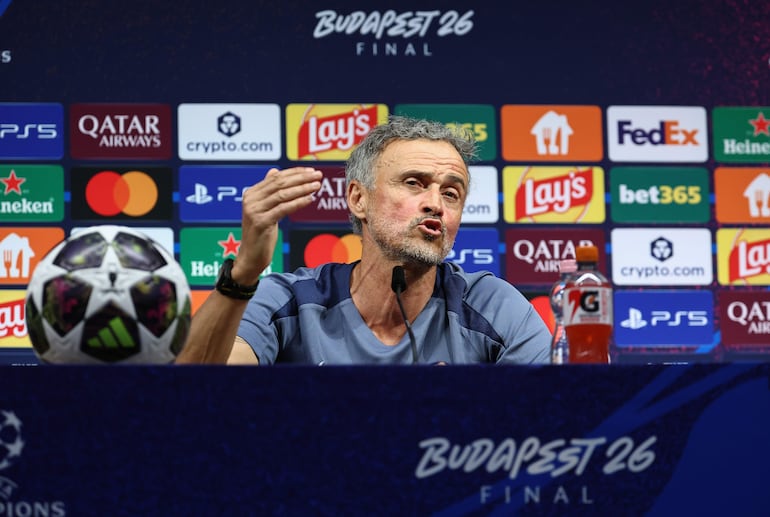 El director técnico español del Paris Saint-Germain, Luis Enrique, se dirige a los medios en una rueda de prensa de víspera de la final de la Liga de Campeones de la UEFA entre el Paris Saint-Germain (PSG) y el Arsenal en el Puskás Aréna de Budapest.