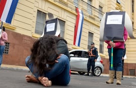 Representación artística realizada en una marcha contra el abuso sexual.
