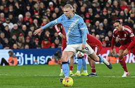 El delantero noruego #09 del Manchester City, Erling Haaland (C), marca el segundo gol de su equipo durante el partido de la Premier League inglesa entre el Liverpool y el Manchester City en Anfield, Liverpool, noroeste de Inglaterra, el 8 de febrero de 2026. (Foto de Paul ELLIS / AFP)