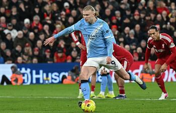 El delantero noruego #09 del Manchester City, Erling Haaland (C), marca el segundo gol de su equipo durante el partido de la Premier League inglesa entre el Liverpool y el Manchester City en Anfield, Liverpool, noroeste de Inglaterra, el 8 de febrero de 2026. (Foto de Paul ELLIS / AFP)