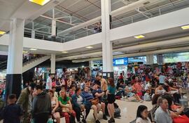 Gran cantidad de personas en la Estación de Buses de Asunción, este sábado.