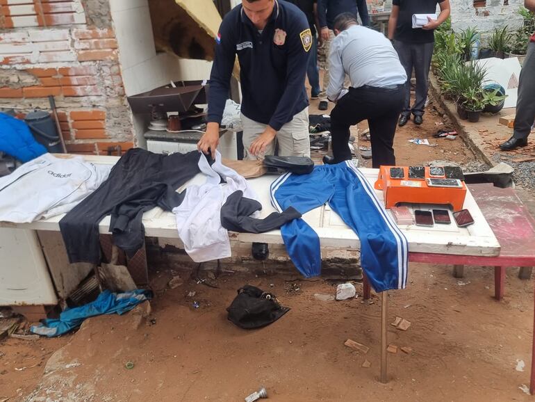 El buzo azul que se habría usado en el crimen del asaditero Carlos Martínez fue hallado durante el allanamiento a la casa del imputado.