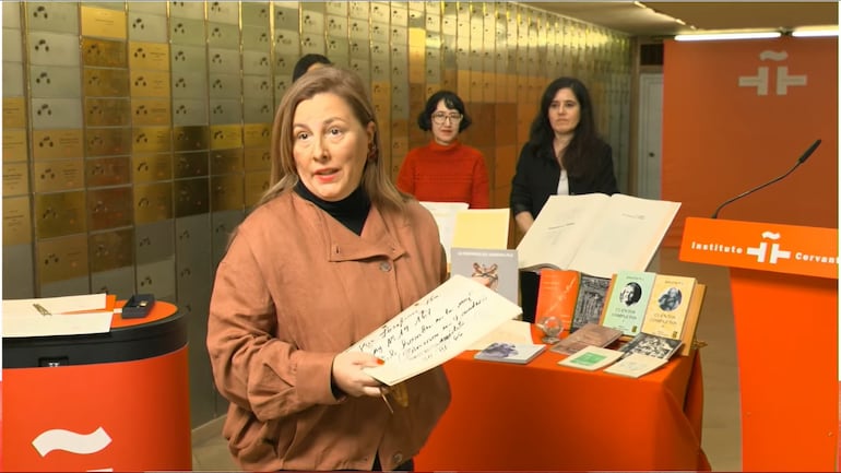 Laura Mesa, directora del Centro Cultural de España "Juan de Salazar" exhibe la copia digitalizada de la obra inédita "El hombre de la cruz", donado por la Biblioteca y Archivo del Congreso Nacional.