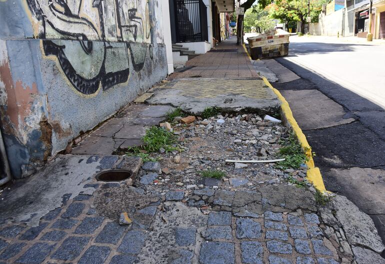 En Brasil y Herrera no podría circular una persona en silla de ruedas o un carrito de bebé.