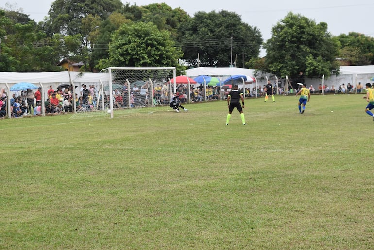 El equipo visitante logró ponerse en ventaja a los 12 minutos del primer tiempo, mediante un tiro penal ejecutado por Néstor Alexander Ojeda.