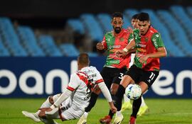 Nacional Potosi's Colombian defender #06 Edisson Restrepo and Boston River's Paraguayan forward #11 Freddy Noguera fight for the ball during the Copa Sudamericana group stage football match between Uruguay's Boston River and Bolivia's Nacional Potosi at the Centenario stadium in Montevideo on April 22, 2025. (Photo by DANTE FERNANDEZ / AFP)