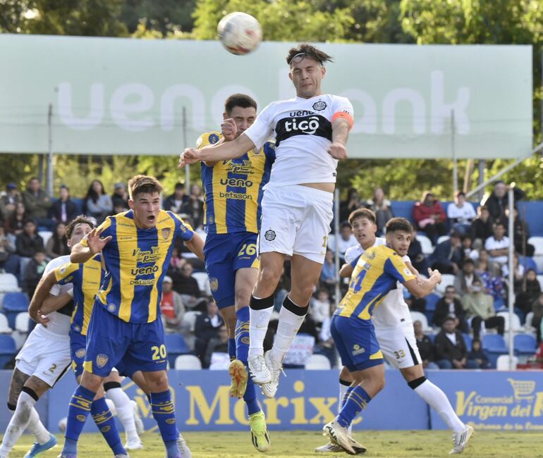 Sebastián Ferreira salta junto a Jonathan Díaz buscando el balón esta tarde en Itauguá.