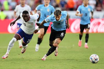 El goleador celeste, Mathias Olivera intenta neutralizar la acción ofensiva del atacante Folarin Balogun.