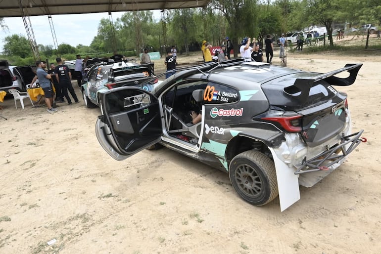 Los autos del Campeonato Nacional de Rally realizan la instalación del GPS en la Terminal de Ómnibus de la ciudad de Mariscal Estigarribia, cabecera del Rally del Chaco 2026.