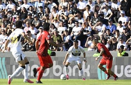 Romeo Benítez, futbolista de Olimpia, disputa el balón en un partido frente a Libertad por la fecha 1 del torneo Clausura 2026 de la Primera División de Paraguay en el estadio Defensores del Chaco, en Asunción, Paraguay.