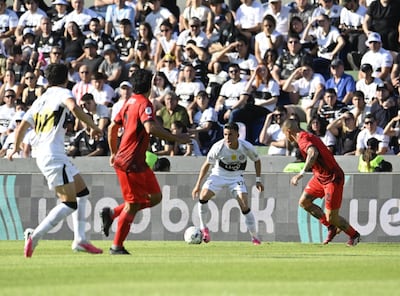 Romeo Benítez, futbolista de Olimpia, disputa el balón en un partido frente a Libertad por la fecha 1 del torneo Clausura 2026 de la Primera División de Paraguay en el estadio Defensores del Chaco, en Asunción, Paraguay.