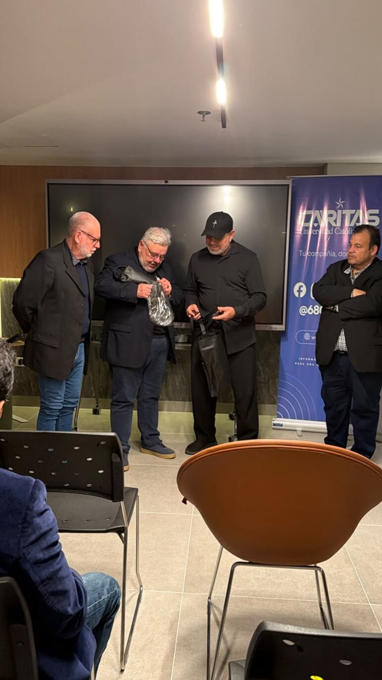 Ernesto Ortiz recibe un presente de parte de Rogelio Delgado, presidente de FAP. Aparecen también Gustavo Rojas Bogarín, titular del CVP, y Alcides Báez.