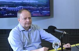 Carlos Fernández Valdovinos dijo que no es para nada justo que directores ganen más que el presidente de la República.