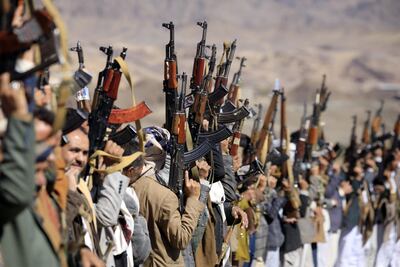 Personas armadas durante una marcha contra Estados Unidos e Israel en Saná, Yemen, este martes.