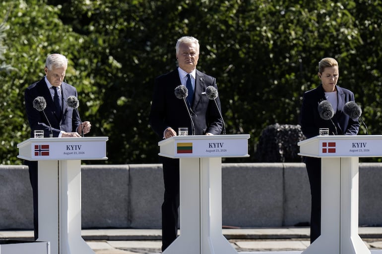 KYIV (Ukraine), 23/08/2026.- (De izquierda a derecha) El primer ministro de Noruega, Jonas Gahr Stoere, el presidente de Lituania, Gitanas Nauseda, y la primera ministra de Dinamarca, Mette Frederiksen, durante la ceremonia de izamiento de la bandera nacional en Kiev, Ucrania, el 23 de agosto de 2026, en medio de la invasión rusa. EFE/EPA/Maxym Marusenko
