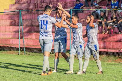 Estiven Pérez, autor de tres goles recibe las felicitaciones de Hugo Oviedo (14), Matías Alfonso y Kevin Salinas. (Foto: APF)