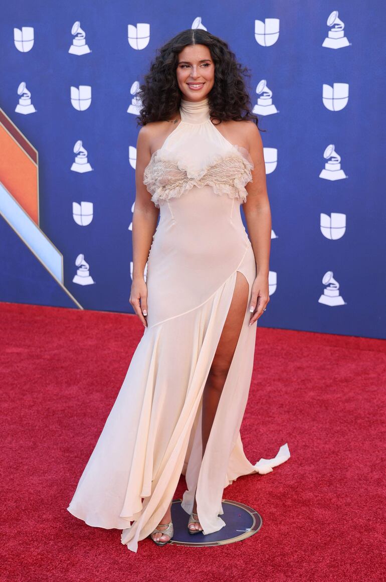 La cantante española Nathy Peluso también dijo presente en la red carpet de los Latin Grammy Awards 2025. (Michael Tran / AFP)
