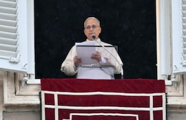 El papa León XIV durante una audneic addresses the crowd from the window of the apostolic palace overlooking St. Peter's square during the Angelus prayer in The Vatican on March 22, 2026. (Photo by Alberto PIZZOLI / AFP)