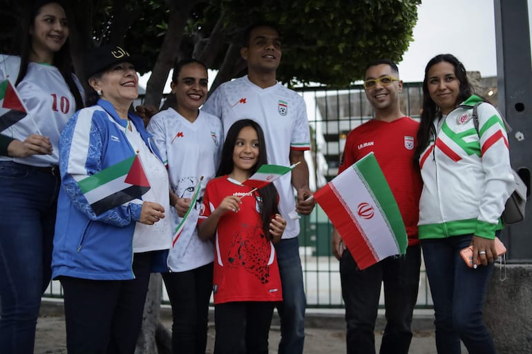 Aficionados reaccionan durante la llegada de la selección de Irán este domingo, al Aeropuerto Internacional de Tijuana (México).