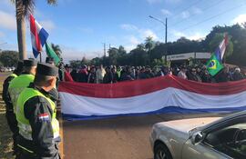 La manifestación se realiza frente al Centro Ambiental de Itaipú.