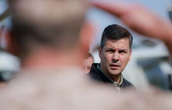 Santiago Peña recibe un saludo militar.