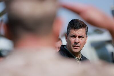 Santiago Peña recibe un saludo militar.