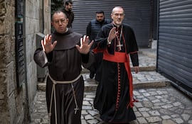 El cardenal Pierbattista Pizzaballa, Patriarca Latino de Jerusalén, llega acompañado de otros frailes franciscanos a la Iglesia del Santo Sepulcro para la Misa del Domingo de Pascua, a puerta cerrada debido a la guerra en curso, en la ciudad vieja de Jerusalén.