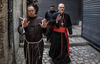 El cardenal Pierbattista Pizzaballa, Patriarca Latino de Jerusalén, llega acompañado de otros frailes franciscanos a la Iglesia del Santo Sepulcro para la Misa del Domingo de Pascua, a puerta cerrada debido a la guerra en curso, en la ciudad vieja de Jerusalén.