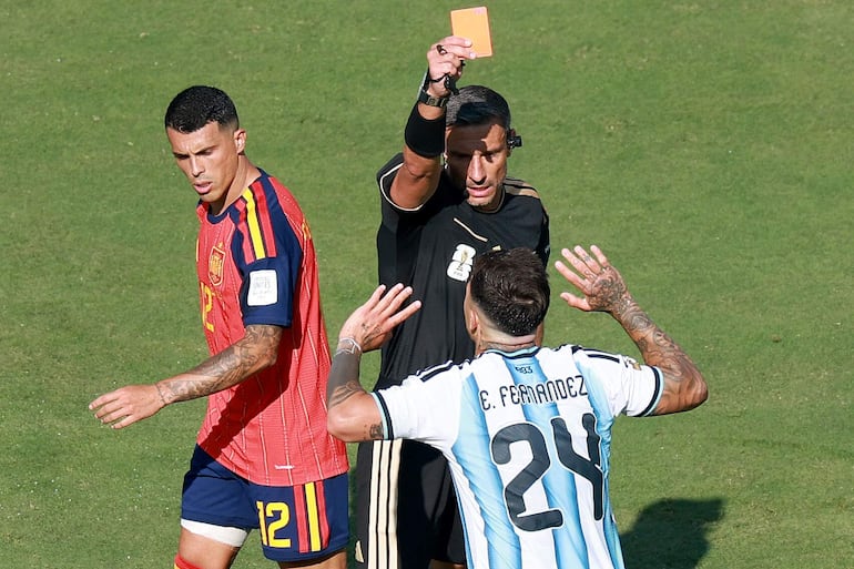 El árbitro Slavko Vincic muestra una tarjeta roja al argentino Enzo Fernández durante el partido de la Final de la Copa Mundial de la FIFA 2026 entre España y Argentina en el New York New Jersey Stadium.
