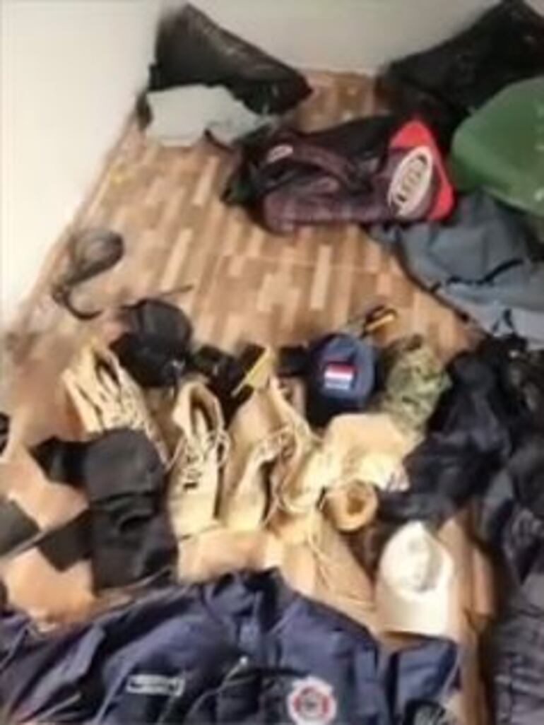 Uniformes falsos de la Policía Nacional, hallados tras el asalto a dos camiones en Luque. (gentileza).