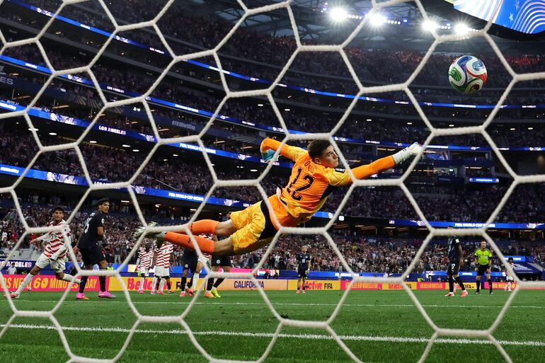Orlando Gill no logra salvar un remate de Giovanni Reyna de los Estados Unidos mientras este anota el cuarto gol de su equipo durante el partido del Grupo D de la Copa Mundial de la FIFA 2026 entre Estados Unidos y Paraguay en el Los Angeles Stadium.