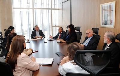 El ministro de Educación, Luis Ramírez (centro) y rectores de la Asociación de Universidades Públicas del Paraguay (AUPP), esta mañana en su gabinete.
