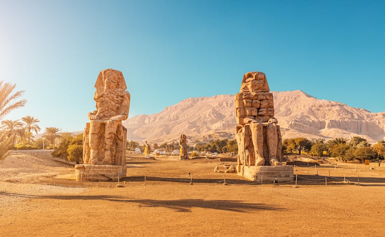 Famosos dos colosos de Memnón : enormes estatuas en ruinas del faraón Amenhotep III. Lugares de interés turístico y de viajes cerca de Luxor, Egipto