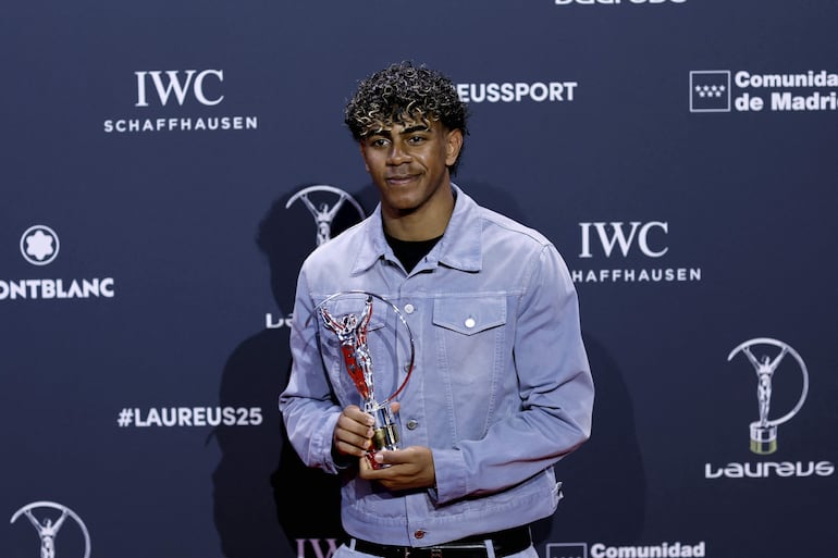 Lamine Yamal posa con el trofeo Laureus al deportista joven.