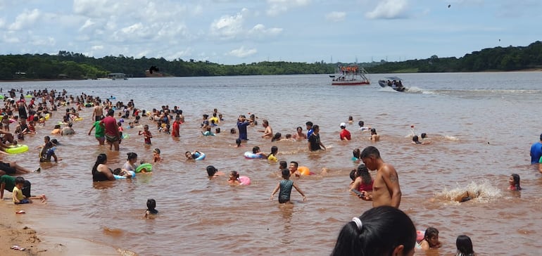 Afluencia de bañistas en la costanera de CDE.
