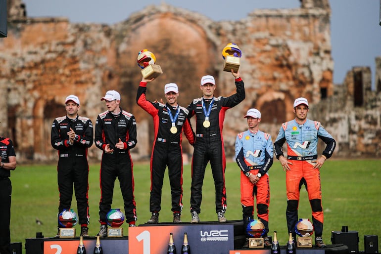 Podio del Rally del Paraguay: 1°  S. Ogier/V. Landais; 2°  E. Evans/S. Martin; 3°  T. Neuville/M. Wydaeghe