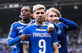 El paraguayo Julio Enciso (c), futbolista de Racing Estrasburgo, festeja un gol en el partido frente a Niza por la fecha 28 de la Ligue 1 de Francia en el Stade de la Meinau, en Estrasburgo, Francia.