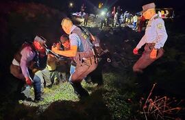 Imagen difundida por la Policía de Honduras muestra a los equipos de rescate ayudando a un hombre herido tras un accidente aéreo en Roatán, Honduras.